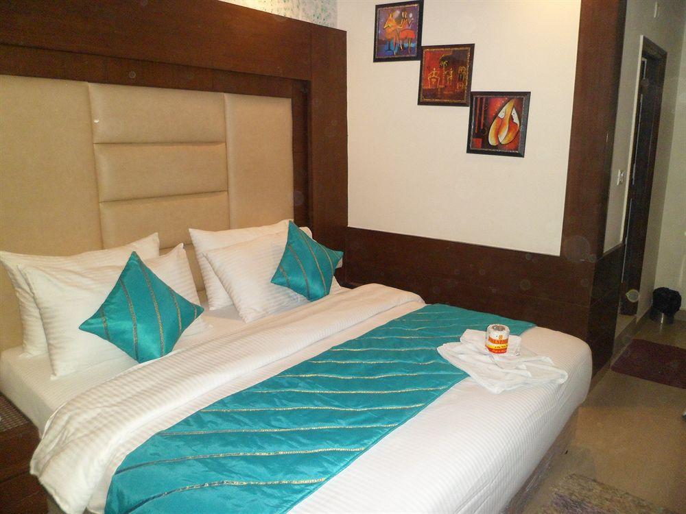 Hotel Shelton New Delhi Exterior photo