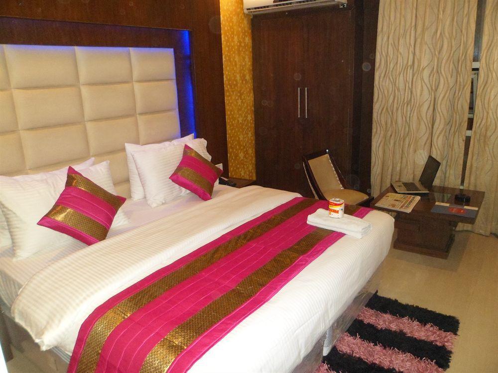 Hotel Shelton New Delhi Exterior photo