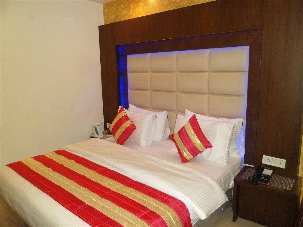 Hotel Shelton New Delhi Exterior photo