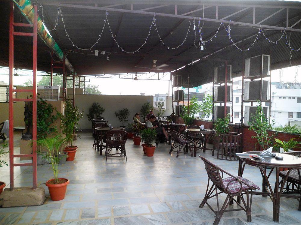 Hotel Shelton New Delhi Exterior photo