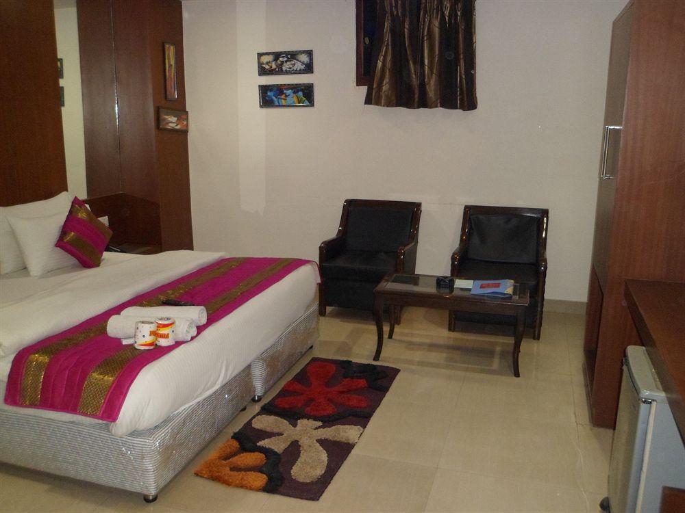 Hotel Shelton New Delhi Exterior photo