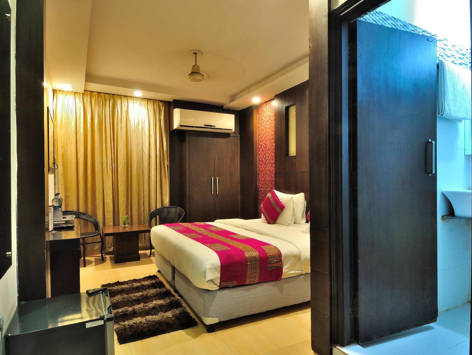 Hotel Shelton New Delhi Exterior photo