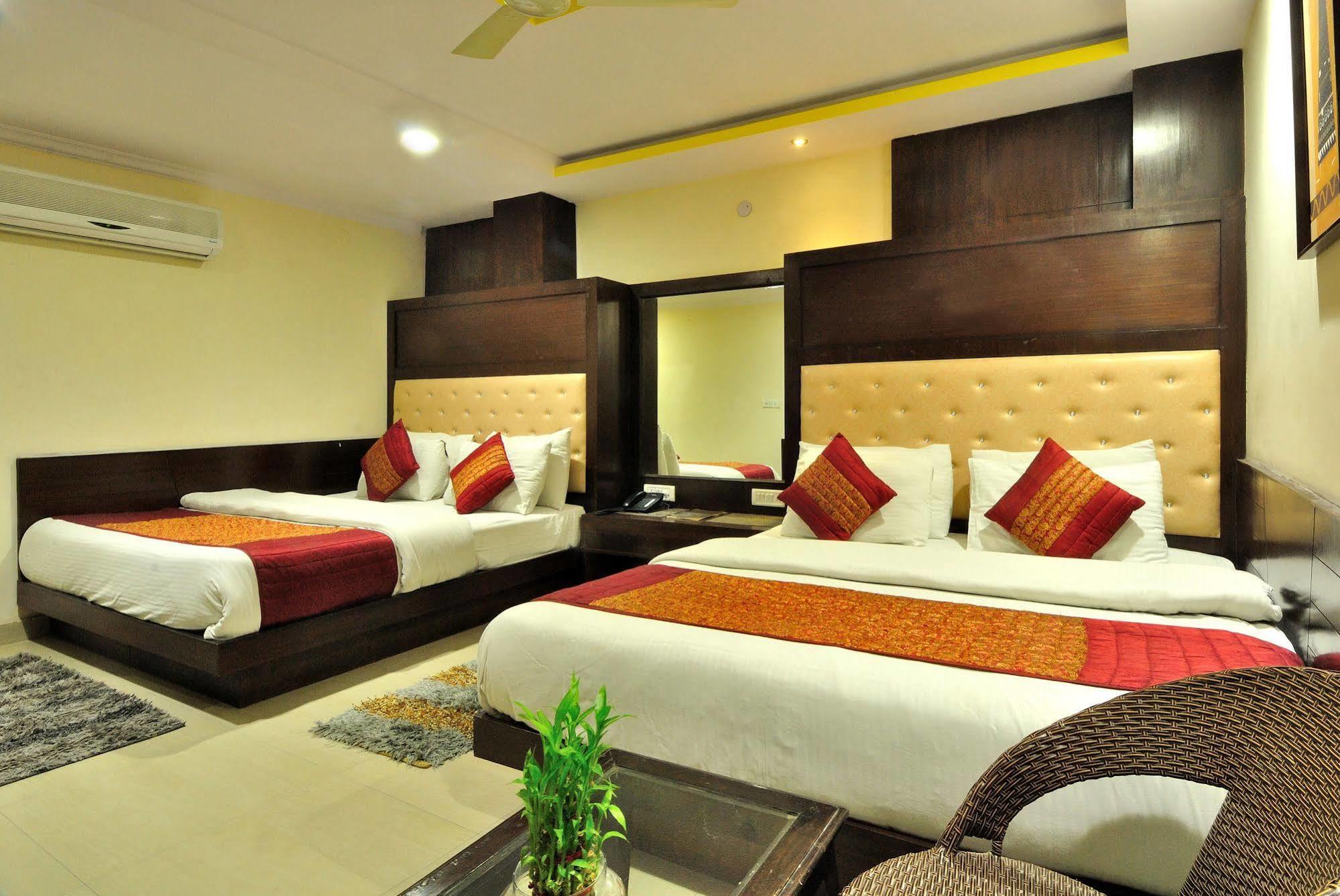 Hotel Shelton New Delhi Exterior photo