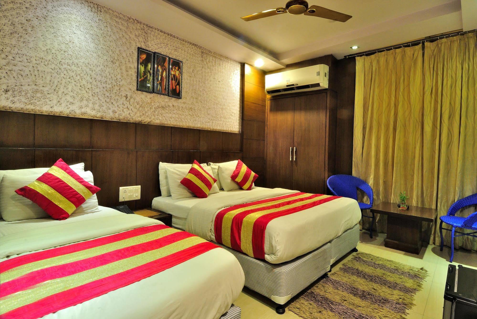 Hotel Shelton New Delhi Exterior photo