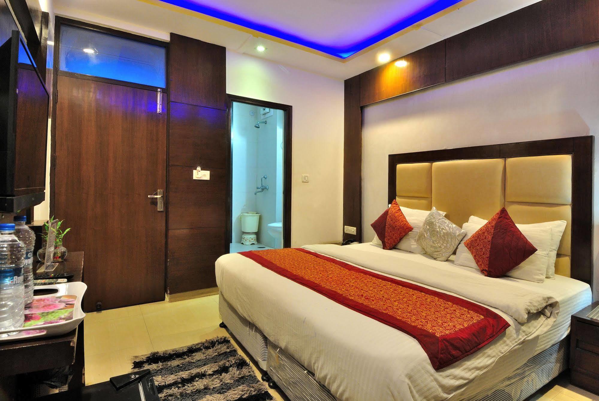 Hotel Shelton New Delhi Exterior photo