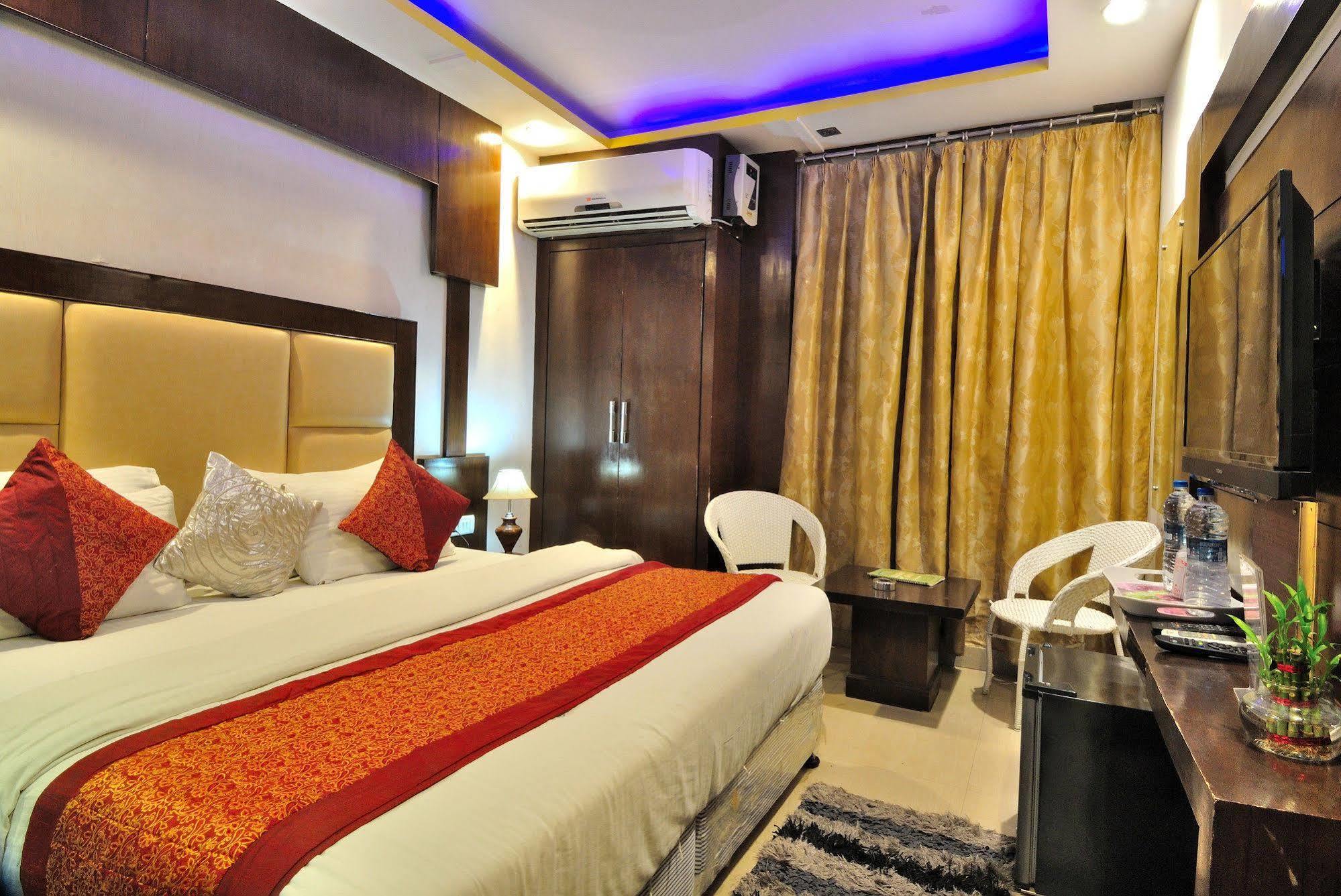 Hotel Shelton New Delhi Exterior photo