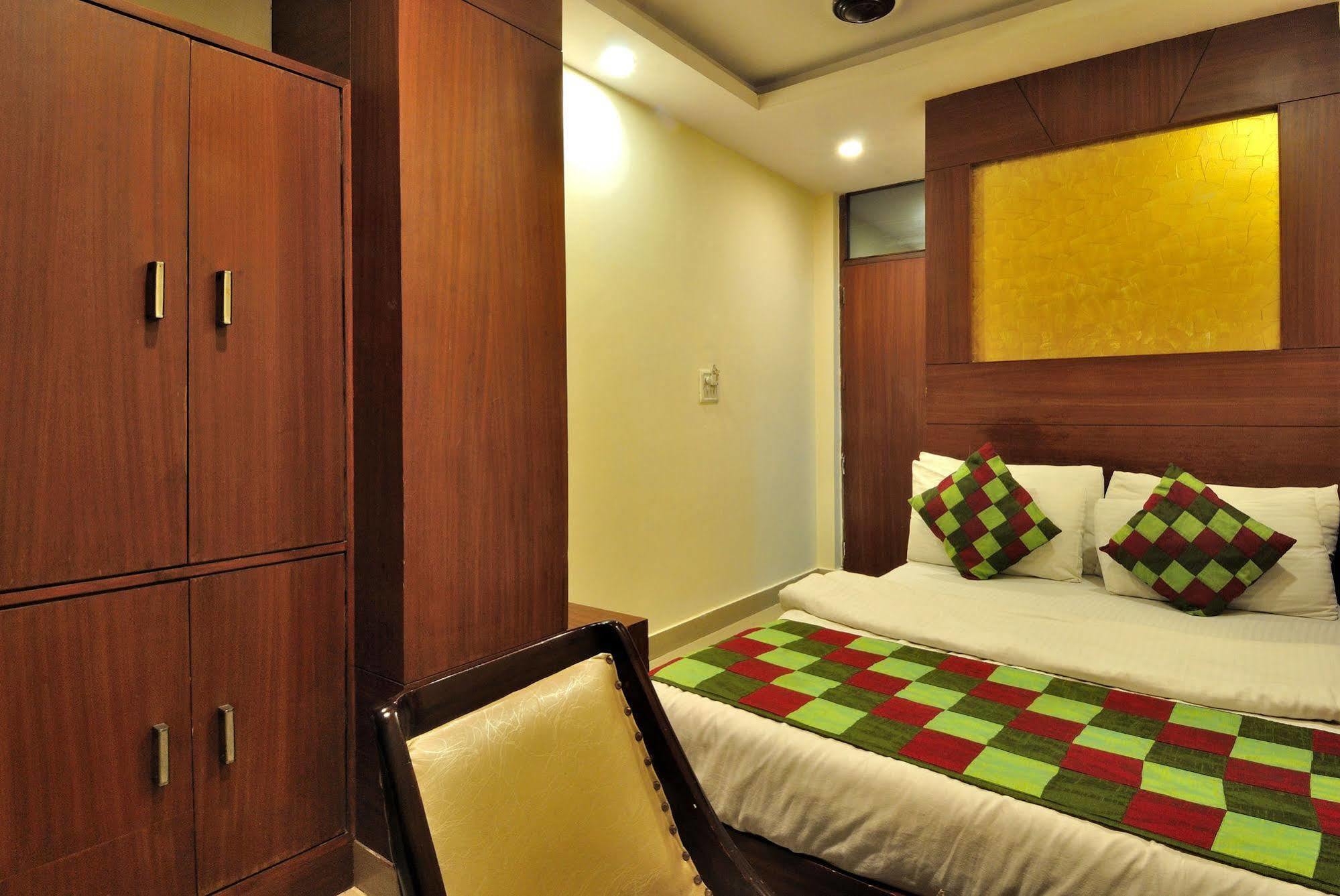Hotel Shelton New Delhi Exterior photo