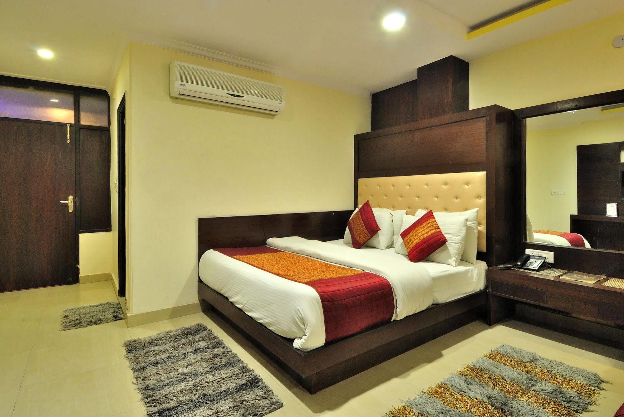 Hotel Shelton New Delhi Exterior photo