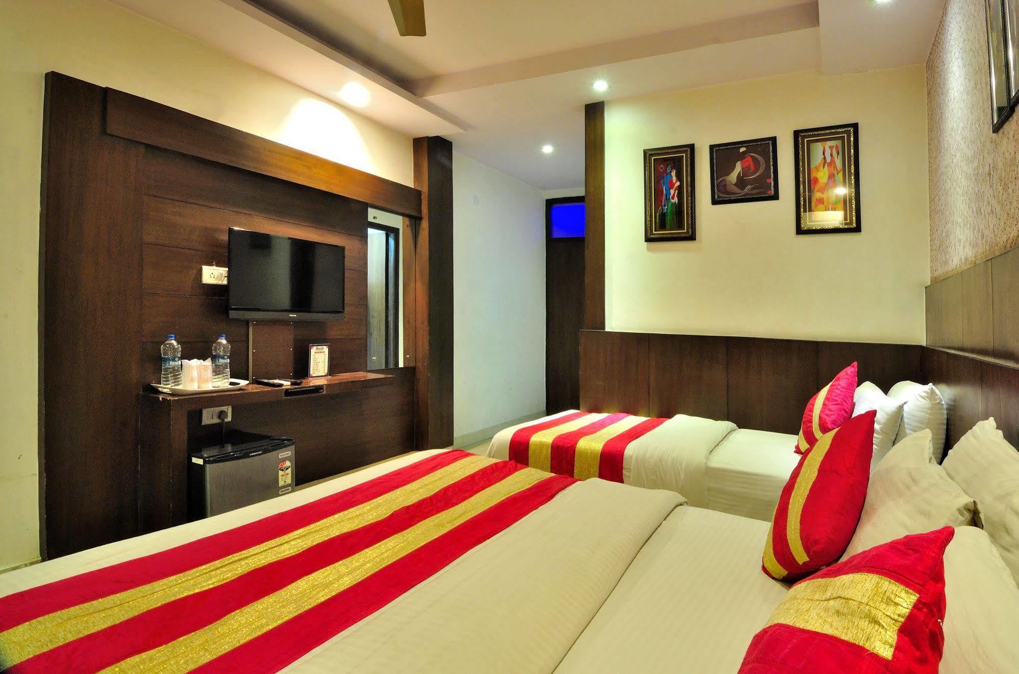 Hotel Shelton New Delhi Exterior photo