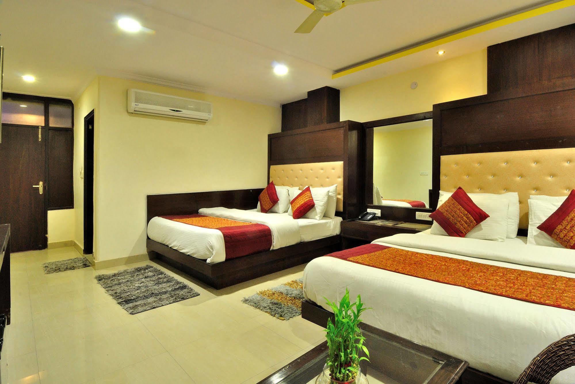 Hotel Shelton New Delhi Exterior photo