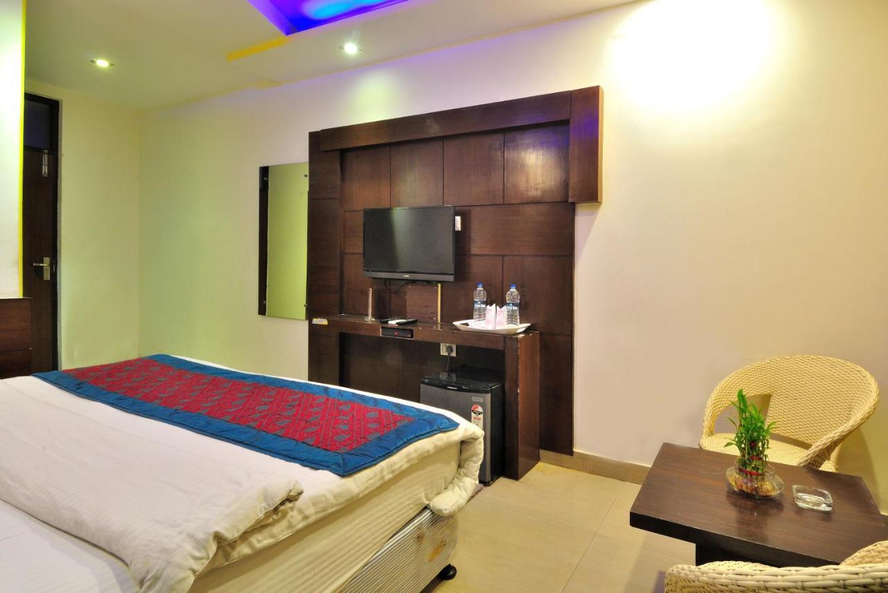 Hotel Shelton New Delhi Exterior photo