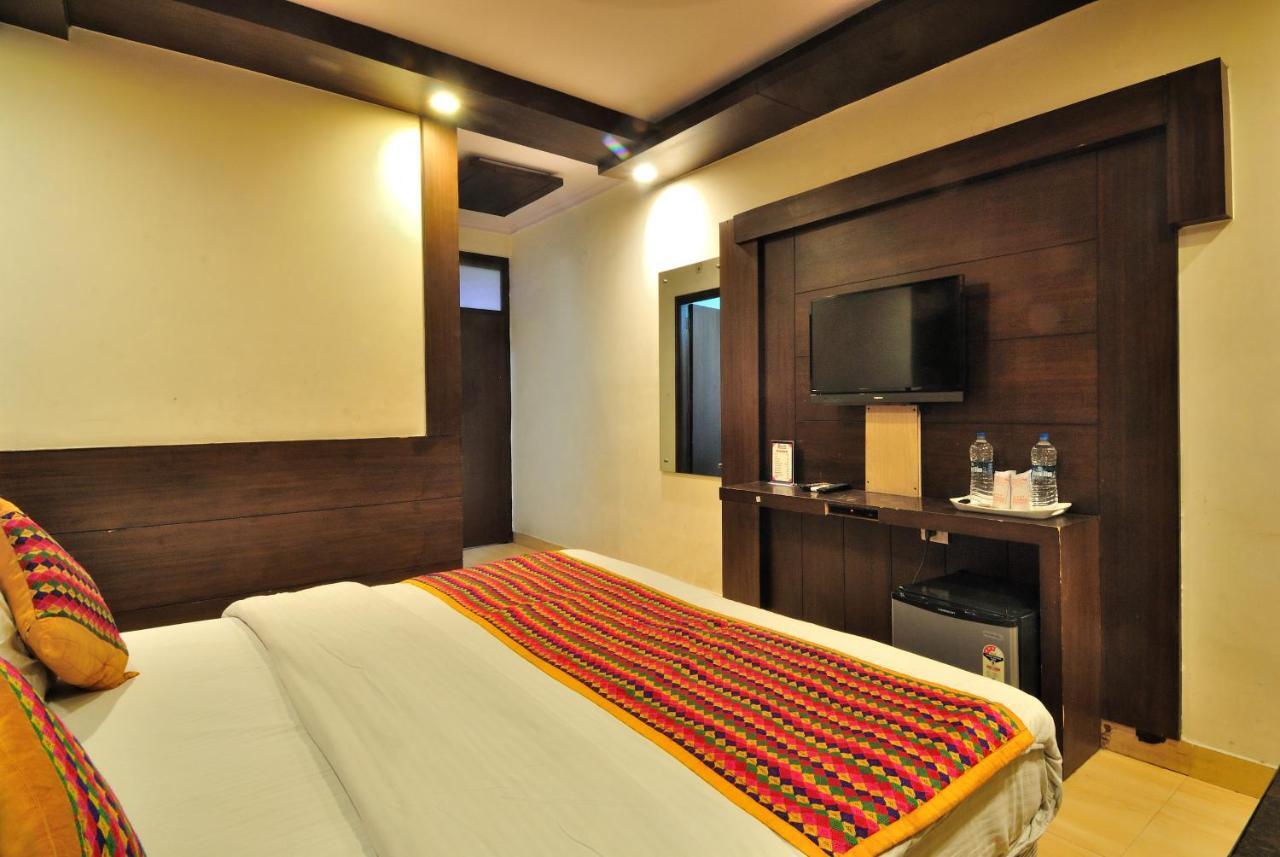 Hotel Shelton New Delhi Exterior photo