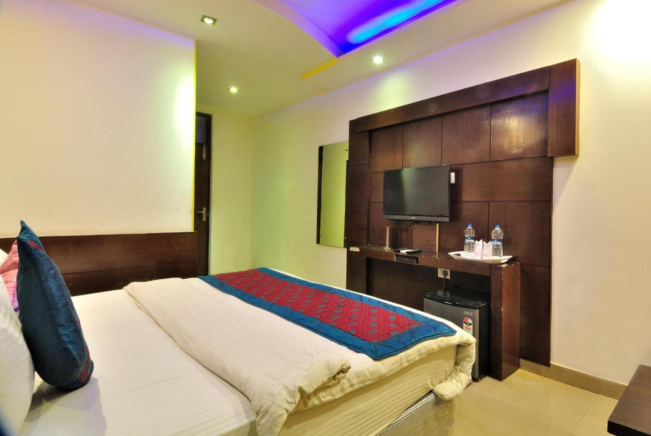 Hotel Shelton New Delhi Exterior photo